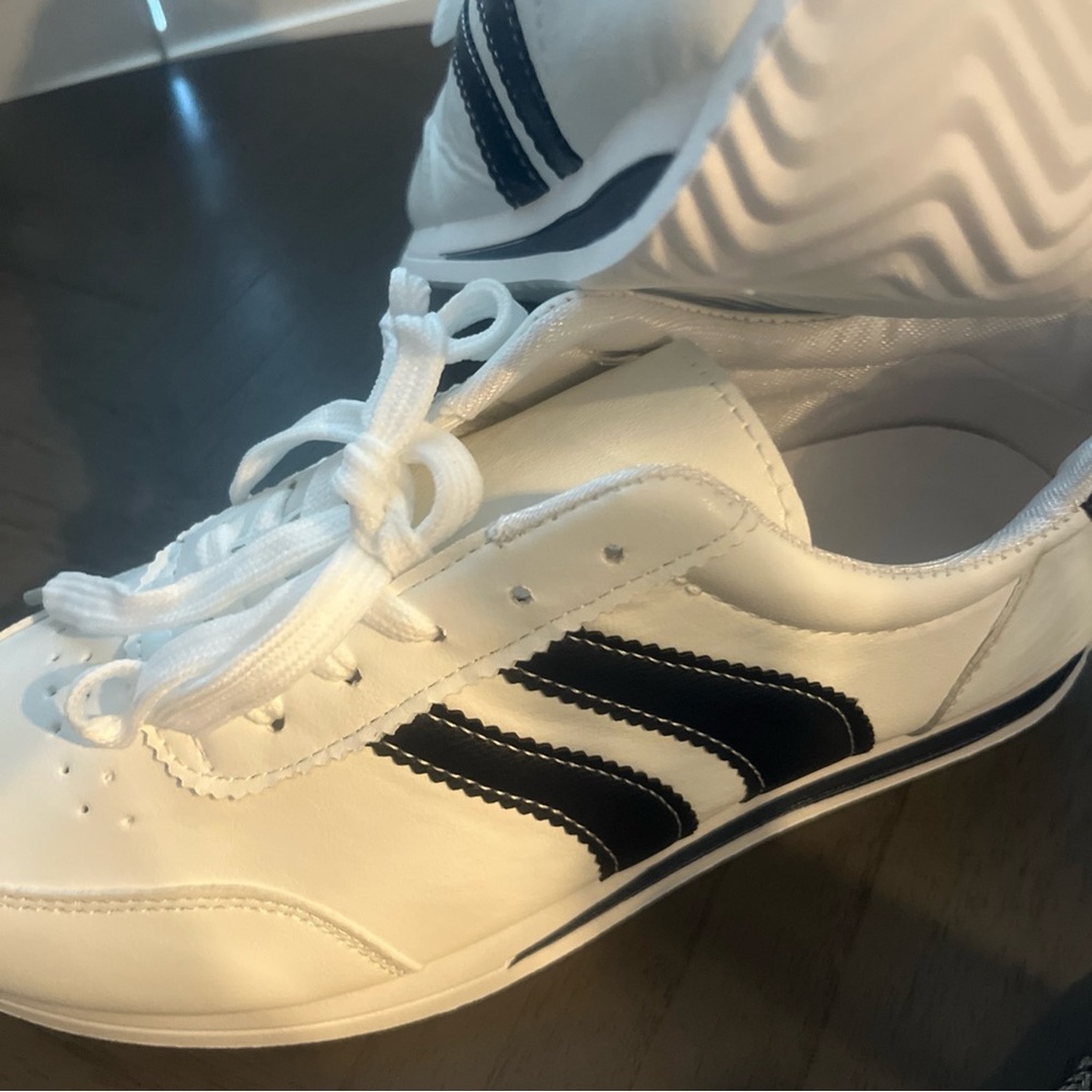 Women’s Stylish White and Black Sneakers size 8 - Picture 3 of 5